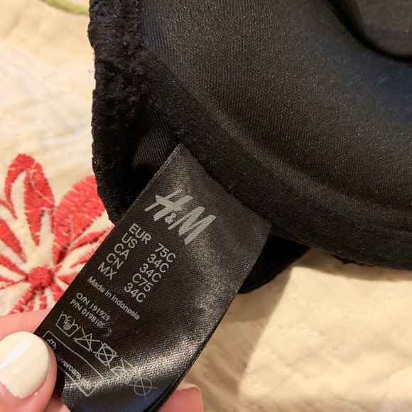 black bikini - Picture 4 of 5